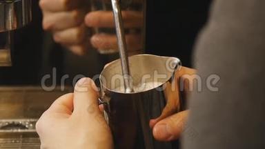 咖啡师为拿铁或卡布奇诺蒸牛奶